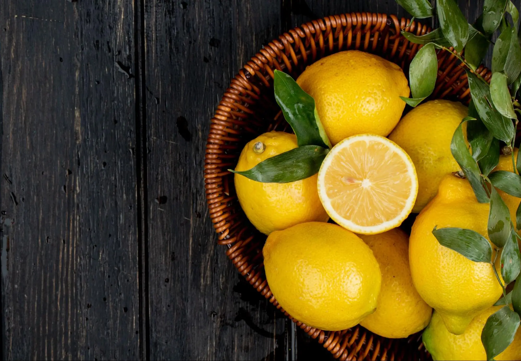 Taruh Irisan Lemon atau Kulit Jeruk
